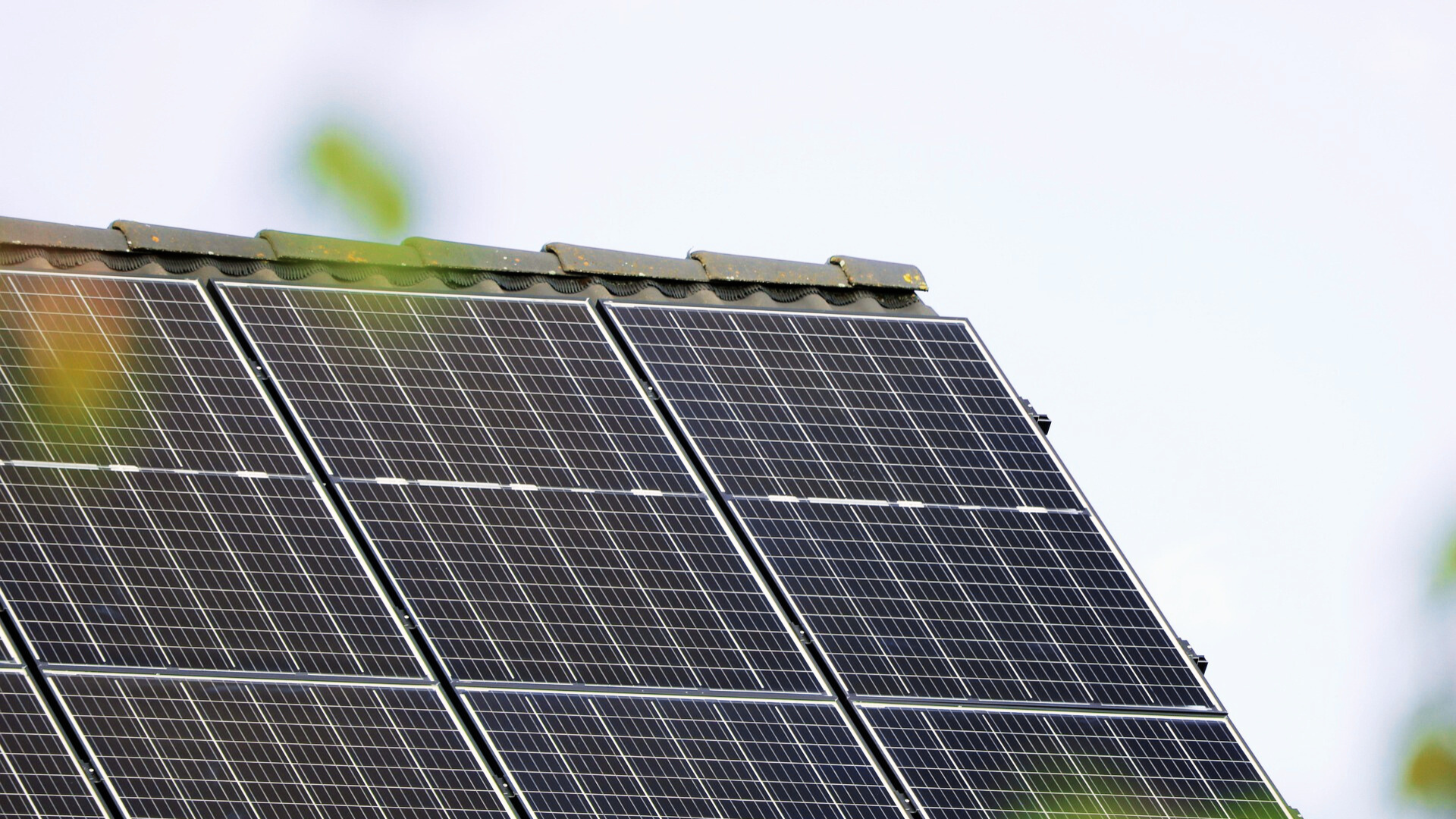 What is a Hybrid Solar System? Is Hybrid Solar Power the Future of Power Backup for Commercial and Industrial Use?